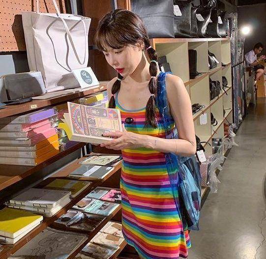 泫雅今年27岁,不过光是看她的打扮还真难看出真实年龄.