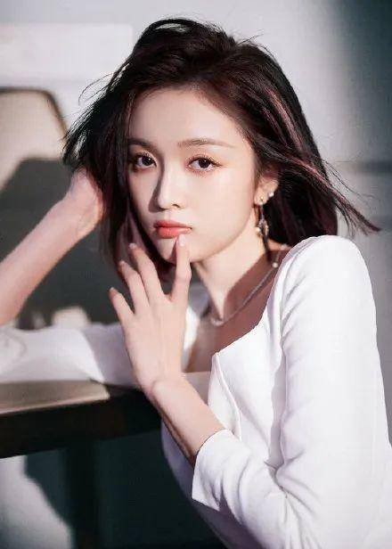 吴宣仪穿高开叉白裙,超美!身材撩人_头发_连衣裙_白色