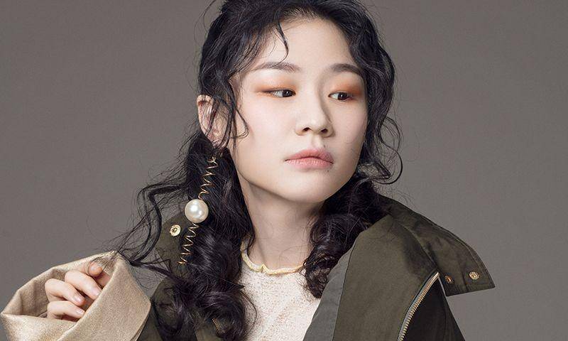 她让李佳琦张不开嘴,上电视舞台逗笑全国观众,这样的金靖谁不爱_表演