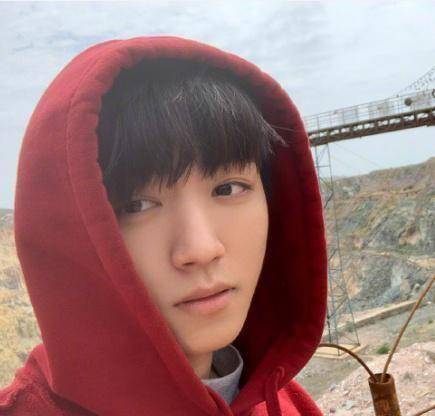 王俊凯发文庆新剧杀青,剧中饰演马山经历冒险之旅,新照显憔悴!