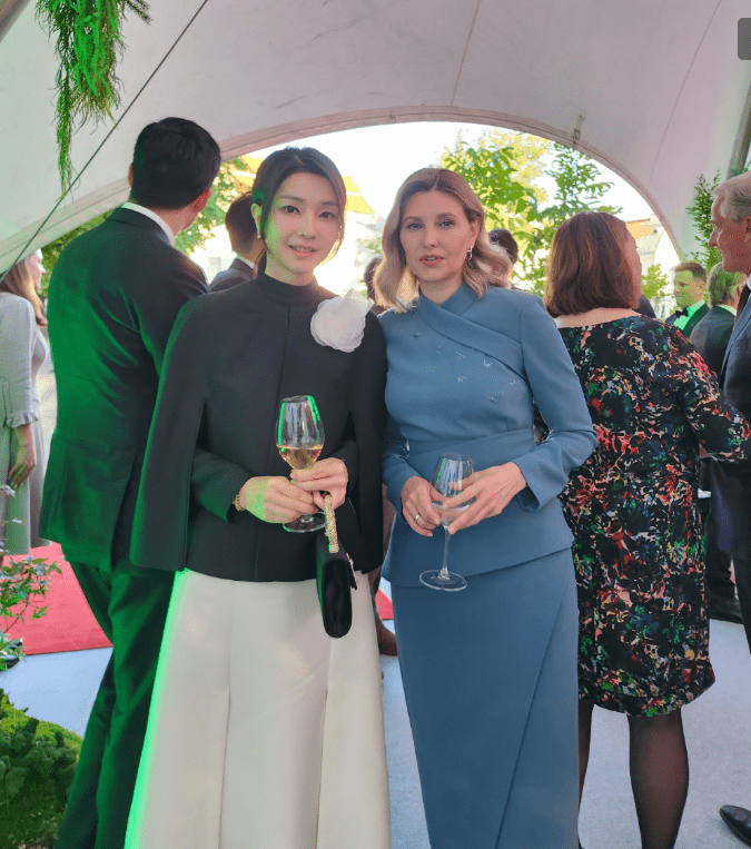乌克兰夫人也随着老公出席立陶宛北约峰会,一身蓝色套装裙,也端着