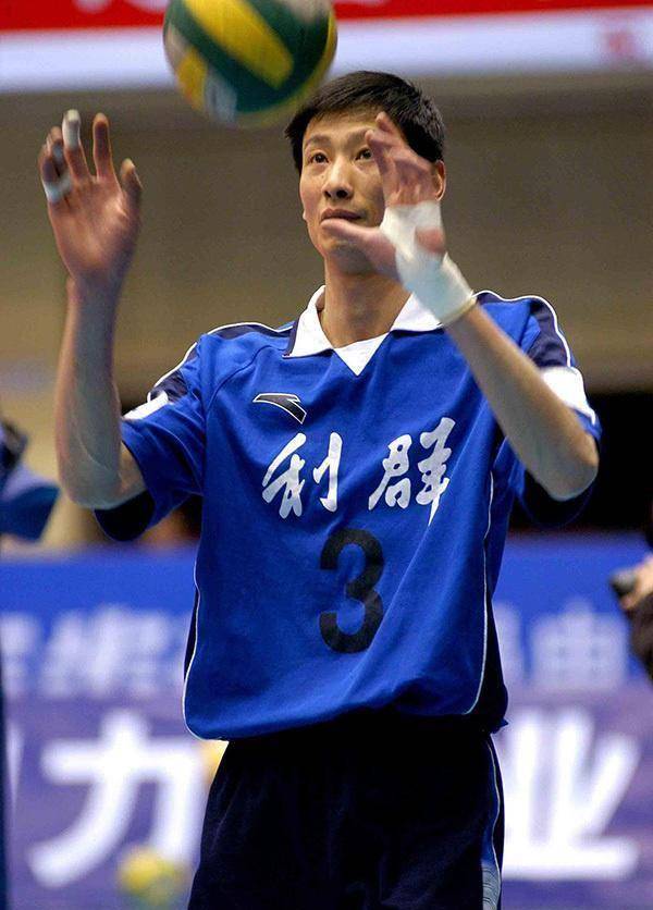 他就是郑亮,浙江杭州人,今年49岁,曾经是汪嘉伟麾下"黄金一代"的主力