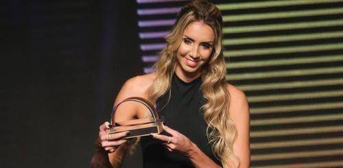 是的,塔伊萨的外貌和身材让人很有印象分,可是真正让塔伊萨获得球迷