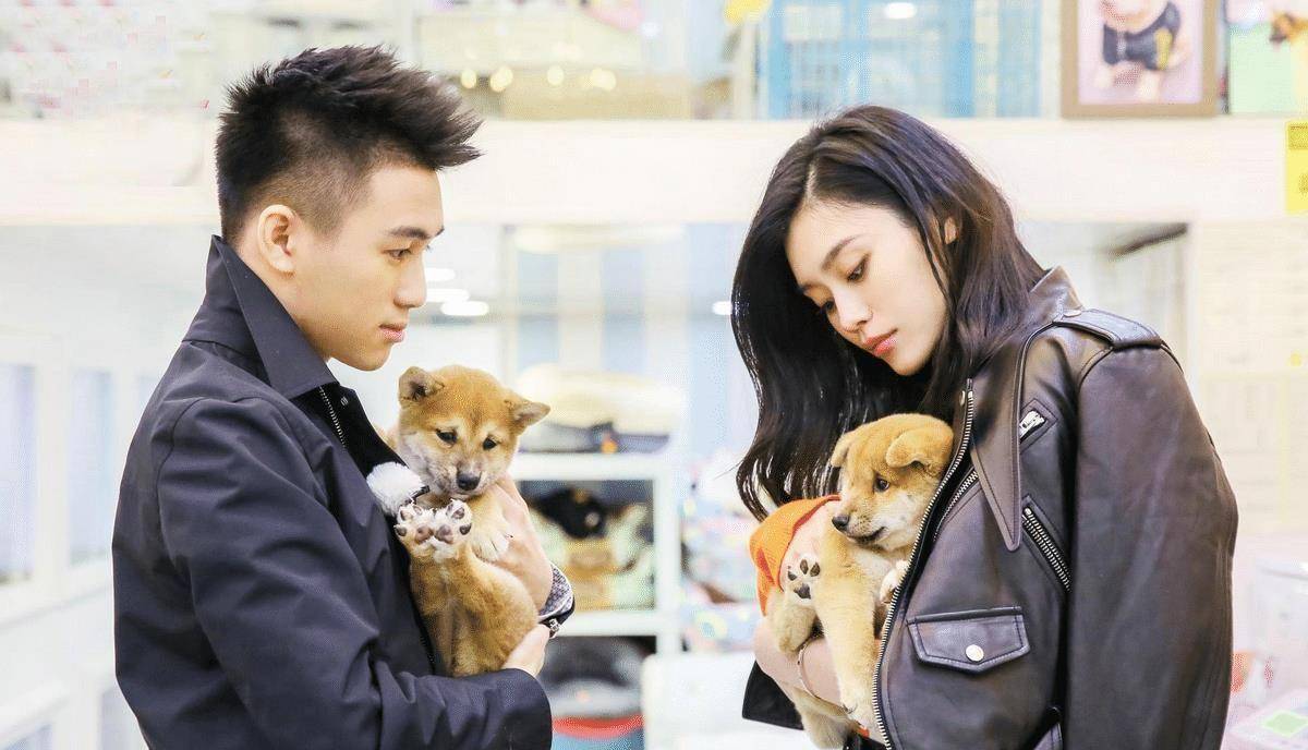 何猷君主动献吻好甜蜜,一岁半儿子爬行显呆萌_网友_夫妇_夫妻