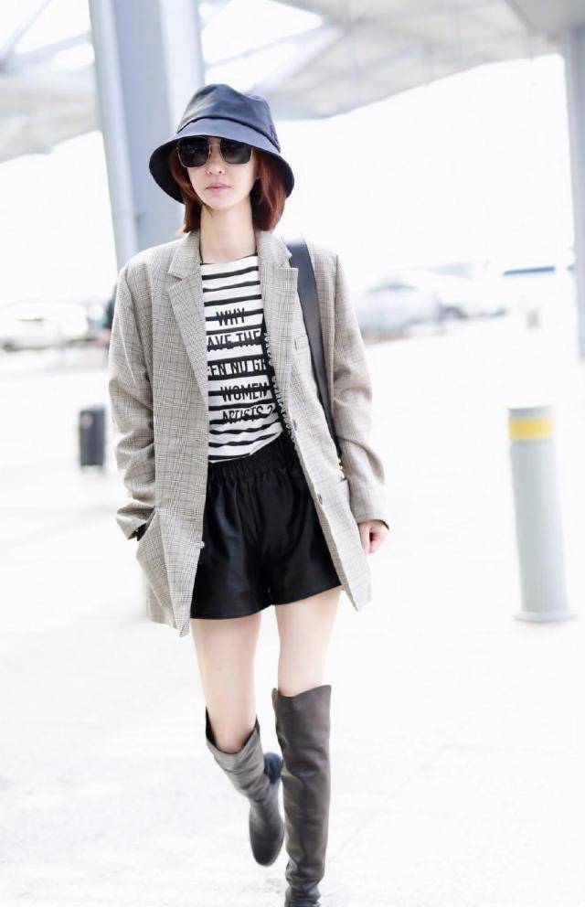 王丽坤真会穿,"奶奶款"碎花裙配西装,小腿肌肉突出美感下降_感觉_白色