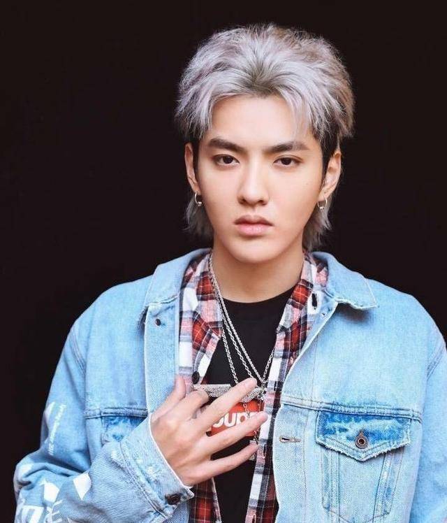 同样是鲻鱼头造型蔡徐坤可爱,易烊千玺成熟,最好看的是他!