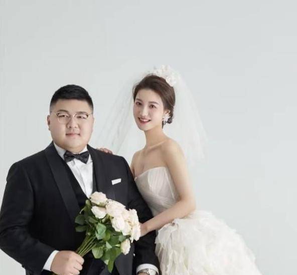 网红猴哥说车与何钰欣,接亲礼服曝光,网友:套麻袋一样_衣服_婚礼_视频