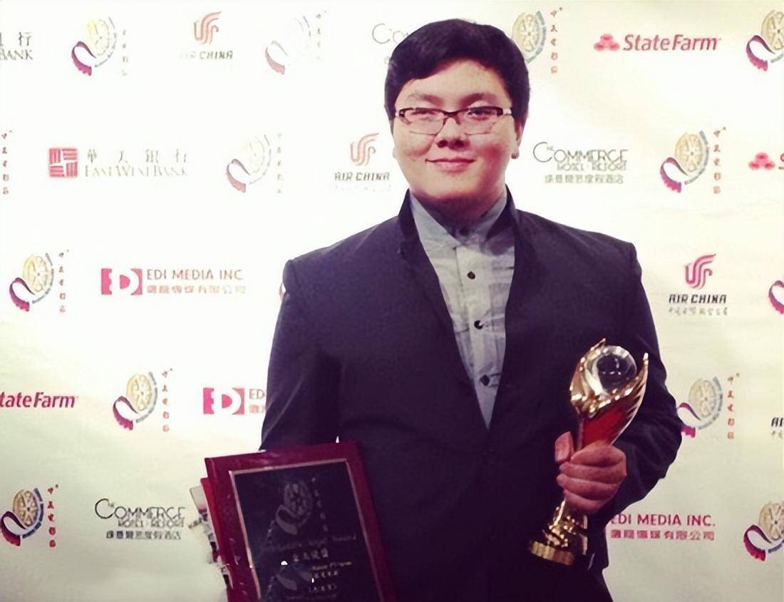 他是唐国强藏了26年的儿子,身材健硕皮肤黝黑,穿西