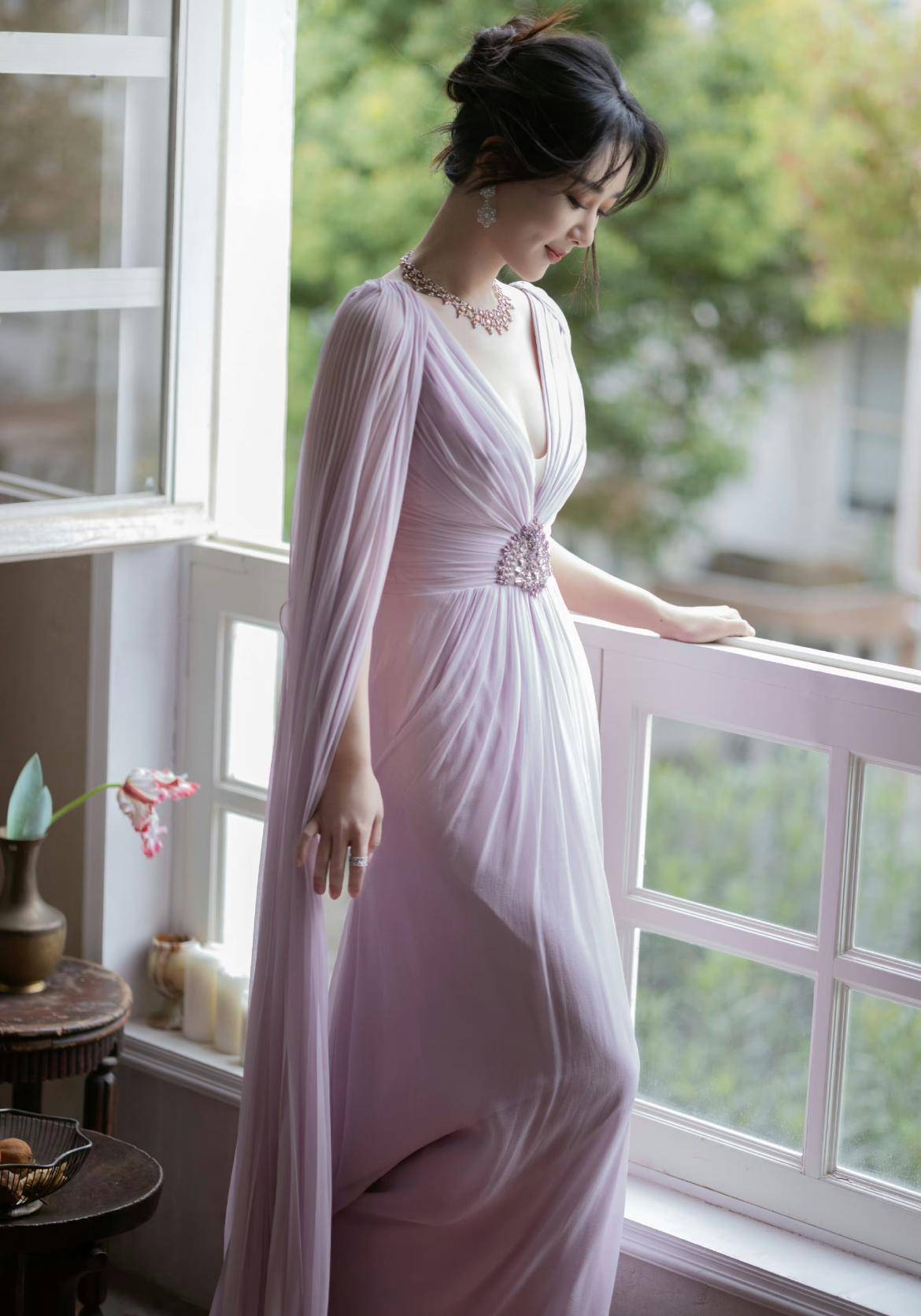 杨紫身材被低估,穿气质薄纱连衣裙秀事业线!