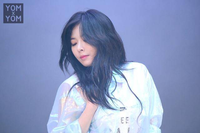 骨盆舞更是风靡一时,solo的反响远远超出了想象,也轰轰烈烈地拉开泫雅