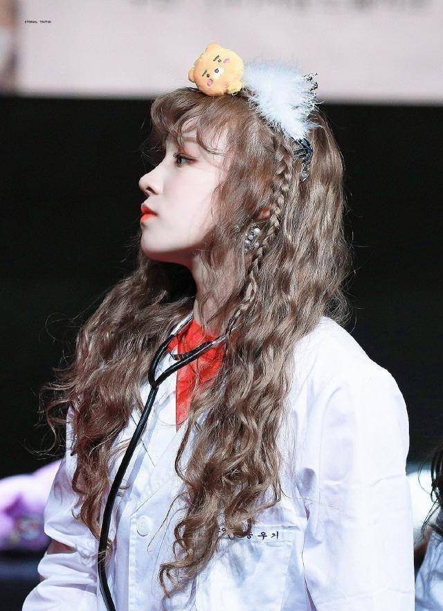 喜欢"羊毛卷"的宋雨琦,挑战优雅波浪卷才叫惊艳,知性御姐范儿_女神