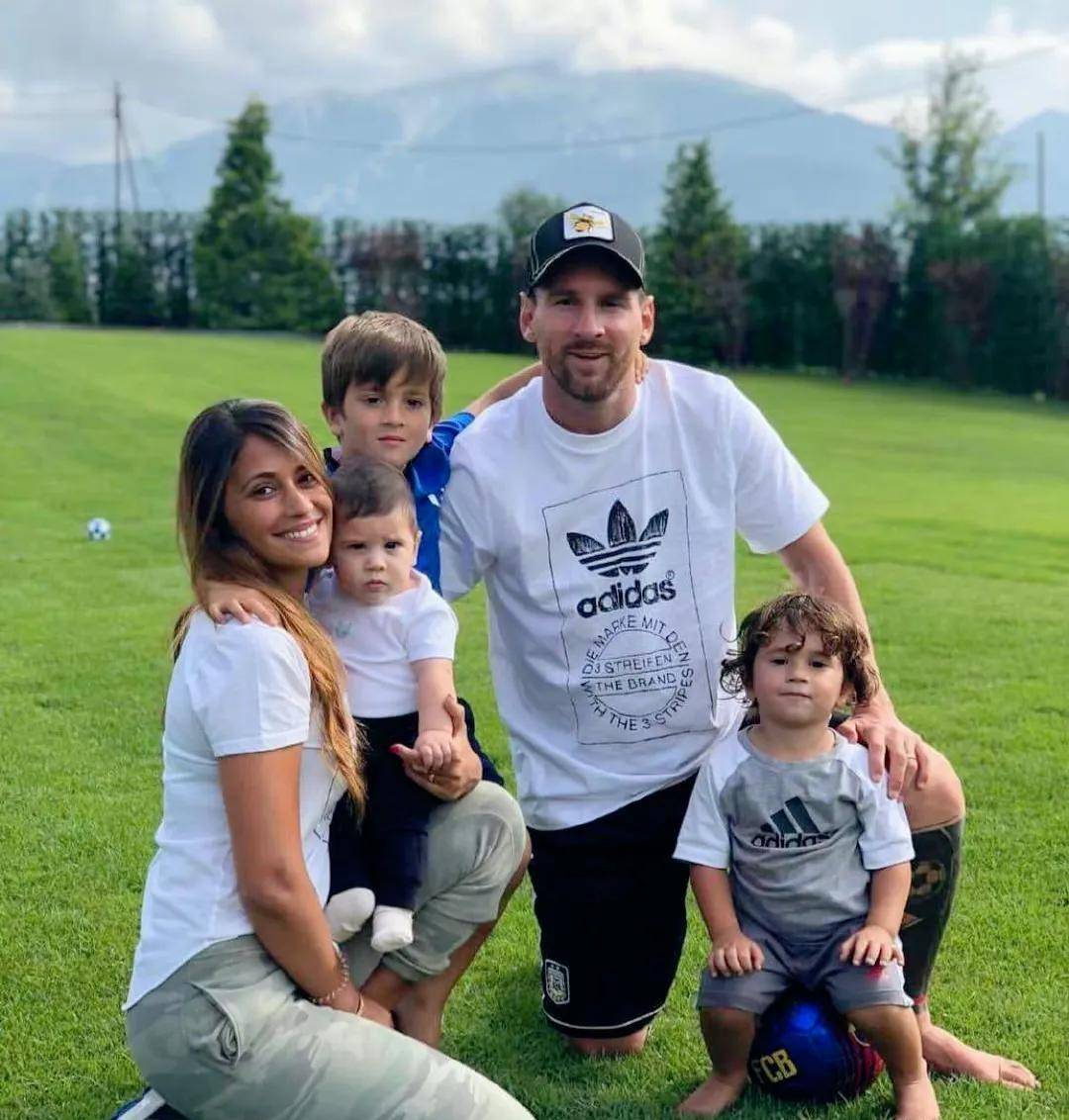 梅西晒出全家福!