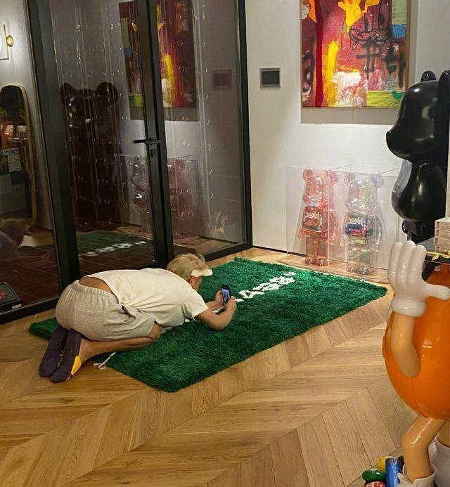 而且黄子韬对这个玩具熊系列的喜欢并不是说说而已,之前黄子韬就多次