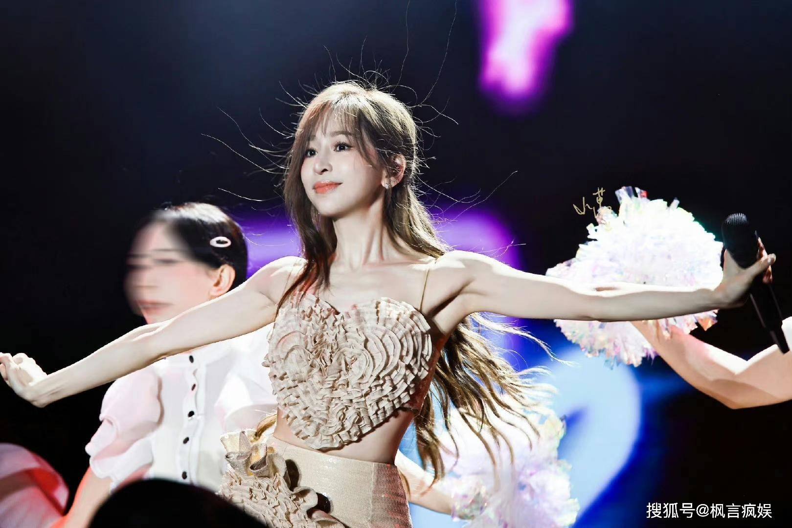 王心凌三亚之夜:"老阿姨"年龄少女的皮囊,穿"肉色皮裙"真甜_造型_短裙