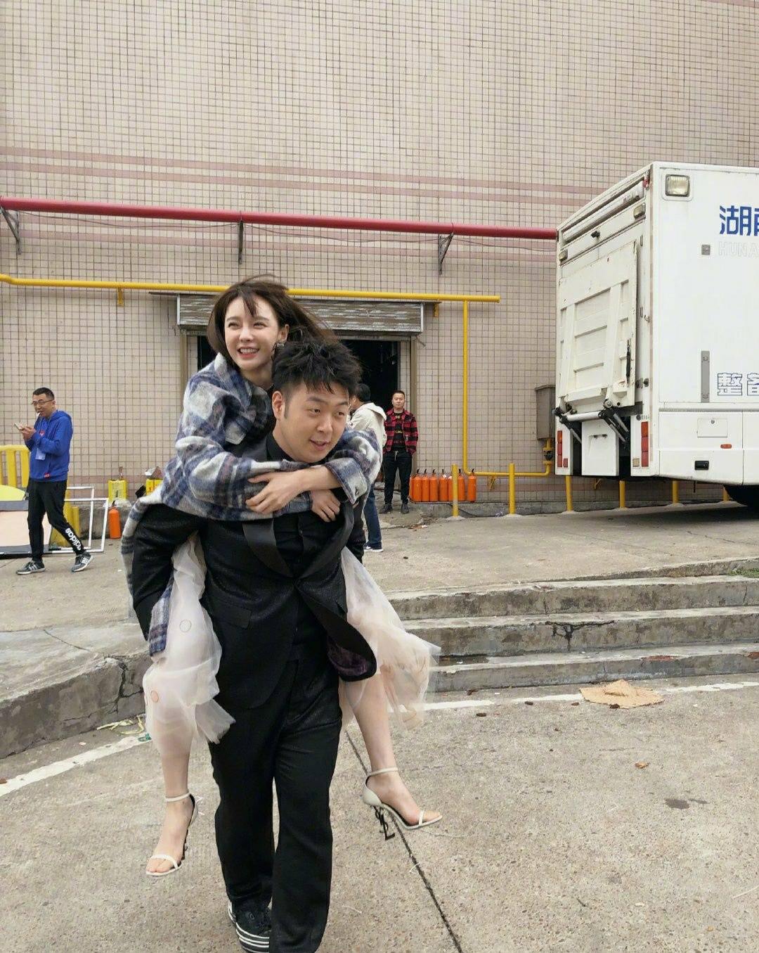 杨迪发文:双眼皮已经剌好了,就等你结婚了,看见他艾特沈梦辰的照片