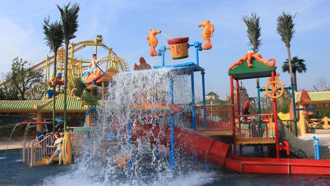 在青岛水上乐园,清凉一夏_游乐_水花_夏天