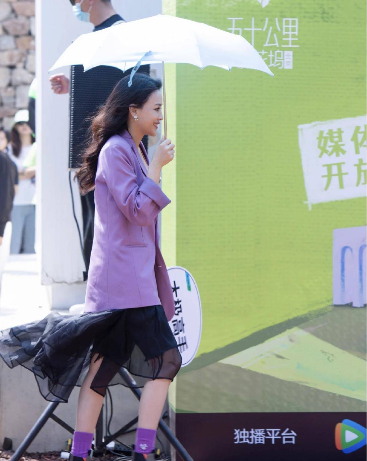 46岁的舒淇状态很好!叠搭玩出新花样,休闲又时尚_造型_牛仔裤_黑色