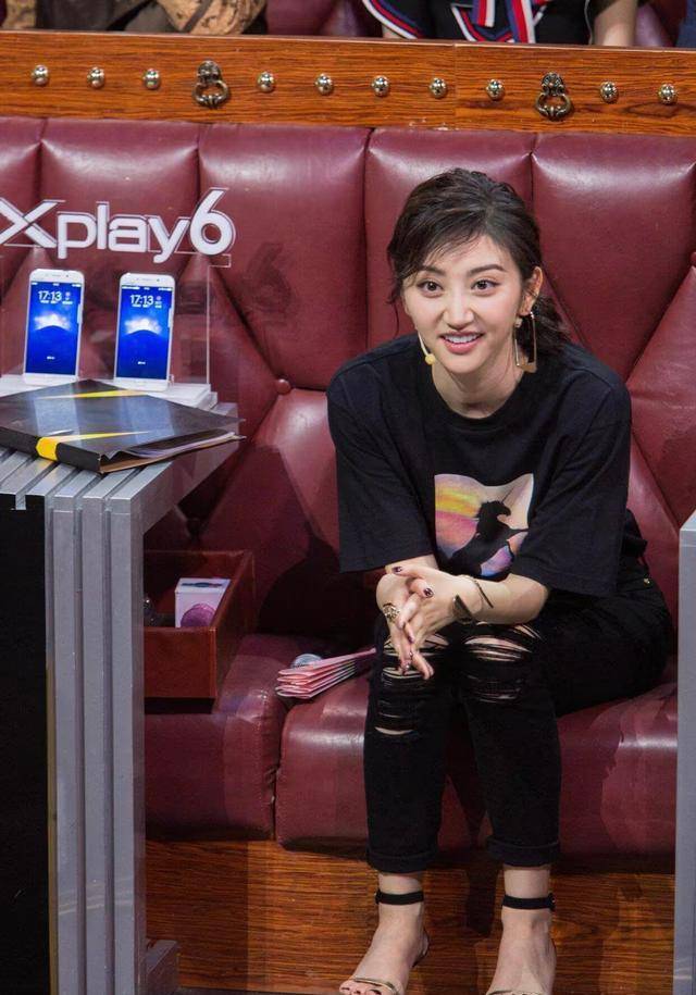 景甜很时尚,紧身裤搭配高跟鞋看起来又瘦又洋气,普通但品质非常高