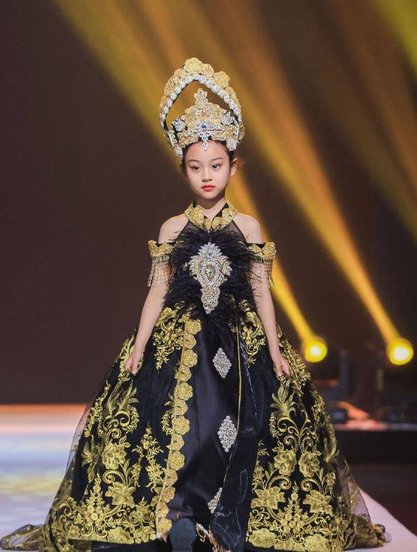 甜馨登台走秀霸气甜美,复出无望的李小璐,只能靠女儿挣钱?