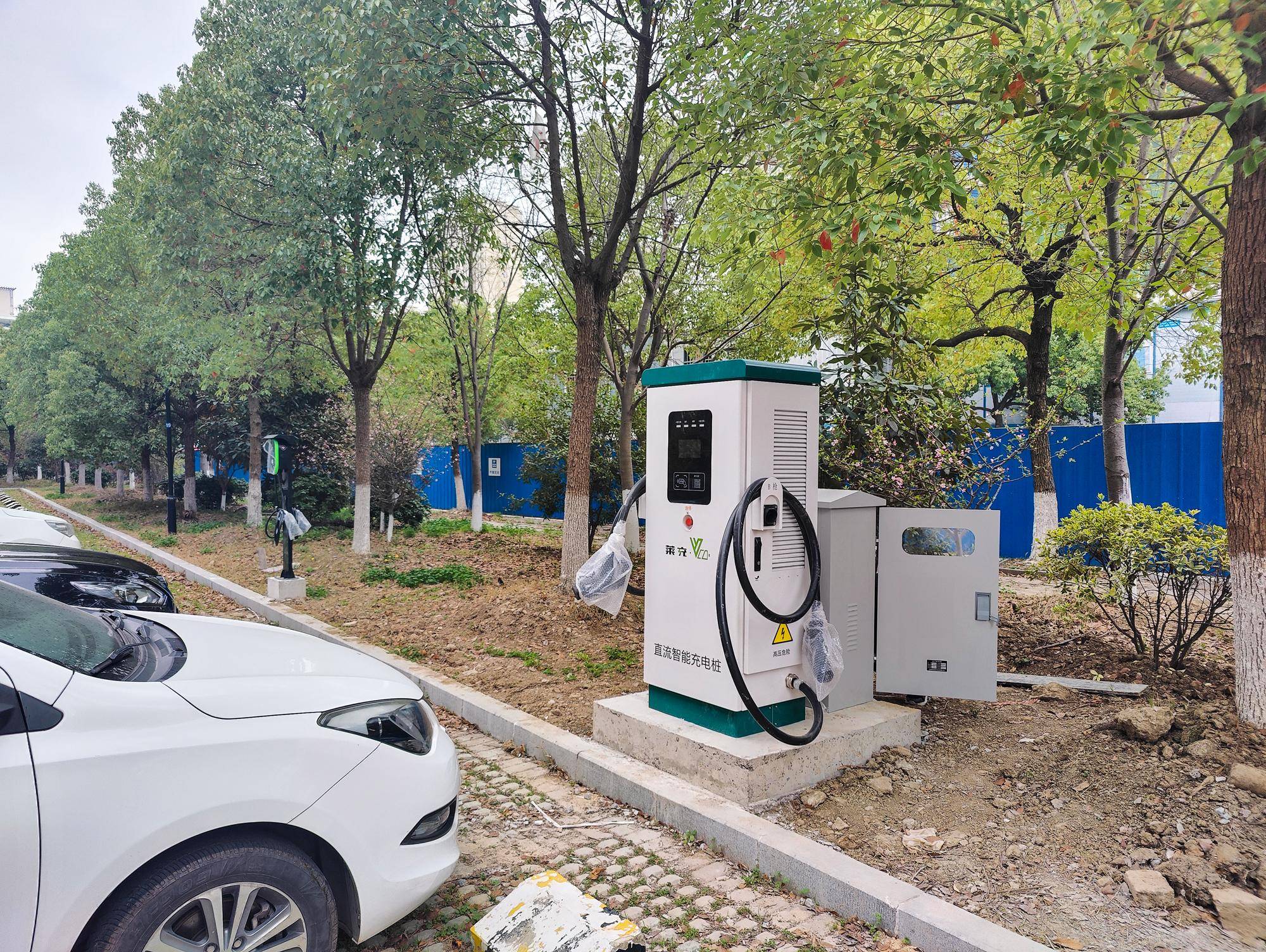 直流充电桩的充电功率通常比交流充电桩高得多,有30kw~380kw不等,而