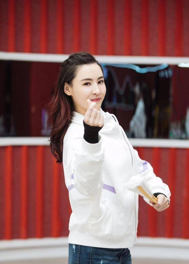 张柏芝穿白色运动外套,清爽有型,很减龄哟_气息_活力_气质