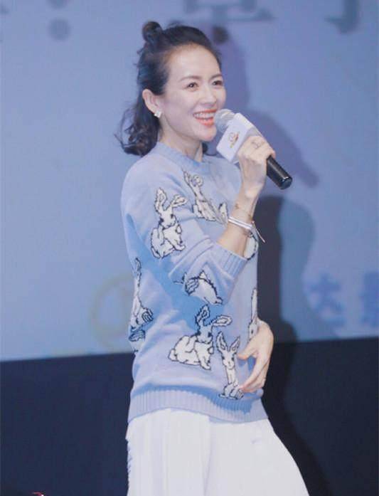 小编16岁时候的差不多就是这样搭配的啊,没想到现在章子怡穿上还是