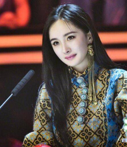 下部是夸张的长流苏风格,设计感十足,真是超级个性化的耳环,杨幂我真