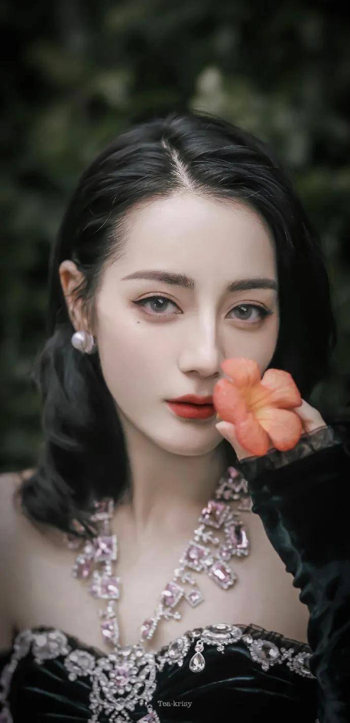 挑眉淡扫如远山,凤眉明眸,顾盼流离间皆是勾魂摄魄,肤若白雪,朱唇一点