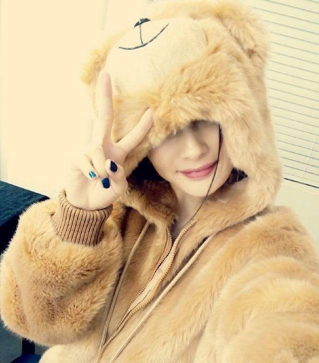 杨幂,baby,赵丽颖都是遮脸党,明星们谁的遮脸自拍照最有feel?