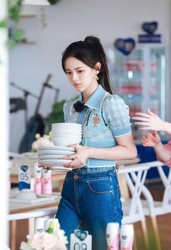 杨超越卸妆素颜曝光,脸色蜡黄老了十岁,又是中餐厅的锅?