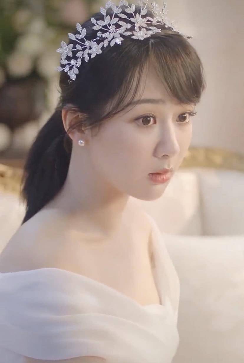 杨紫颜值身材双绝,白美皮肤惹人羡,网友:姐姐下凡辛苦了!