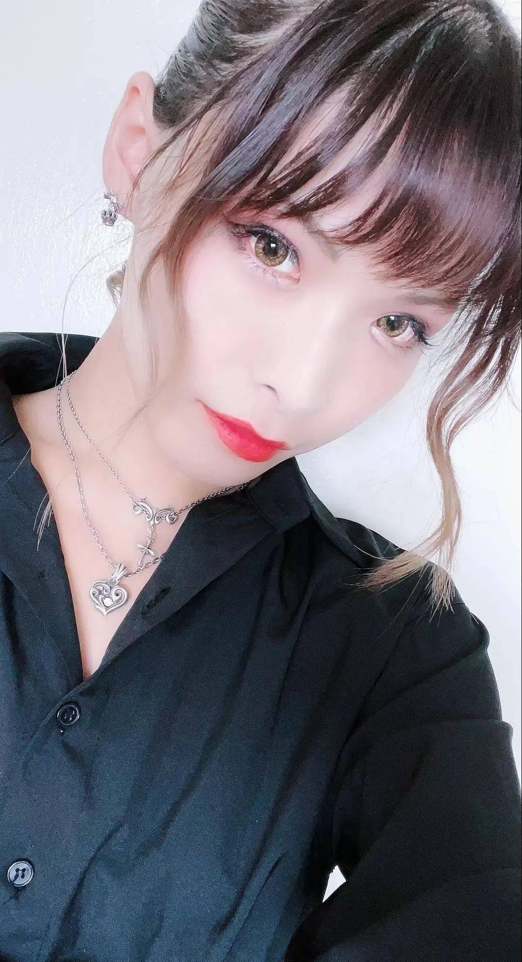 (据说国外有专门这种存在男性特征伪娘出演的这类型艾薇)出演艾薇时期