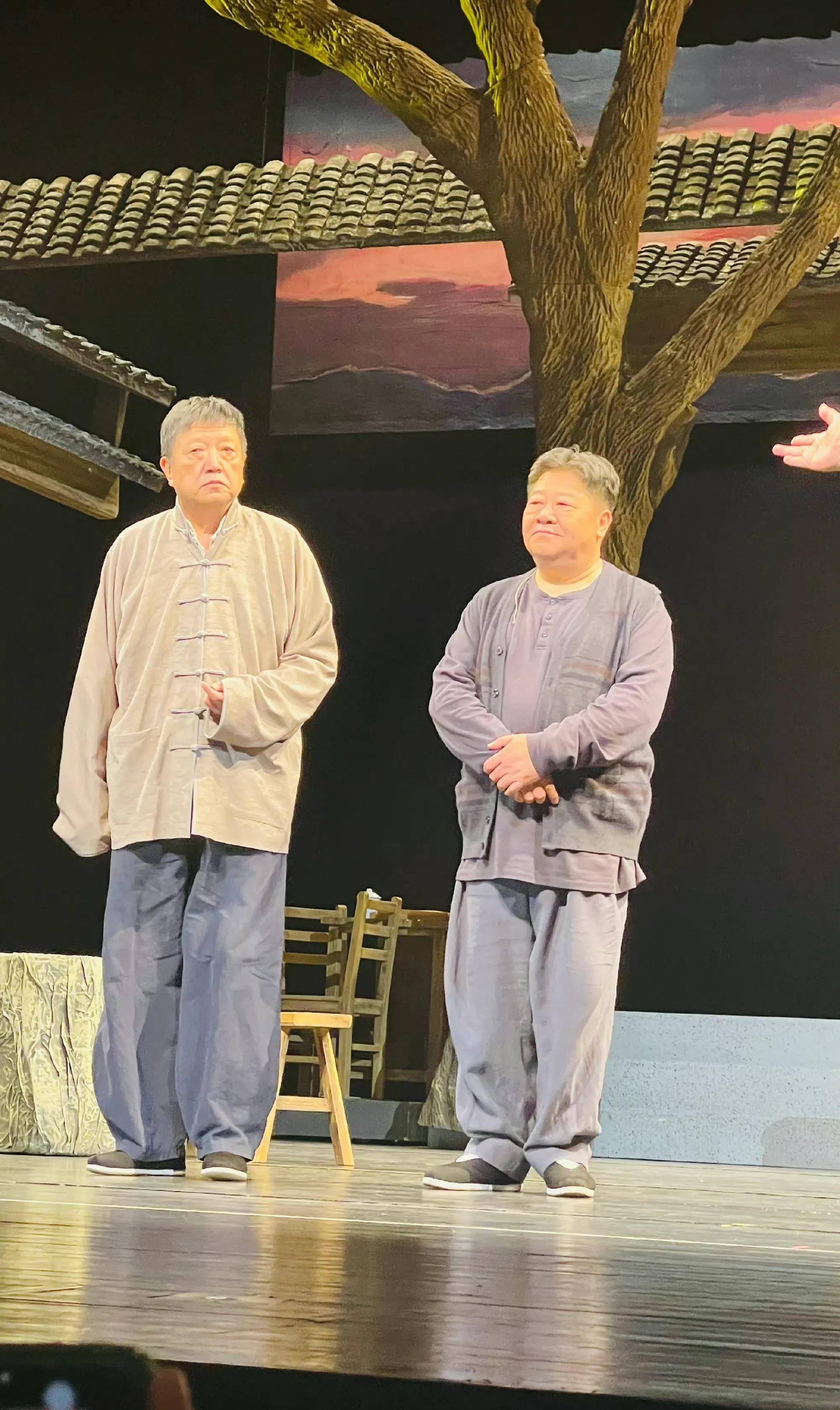 张铁林很少露面,和美女合影很老实,双手背在身后很有礼貌_侯俊杰