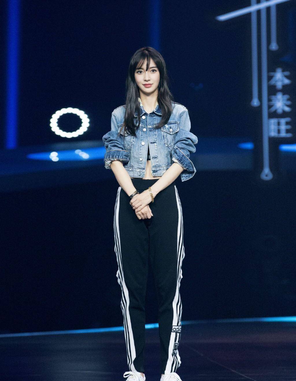 杨颖颜值真不是吹出来的,穿t恤背带装绑双马尾,哪像3岁孩子妈