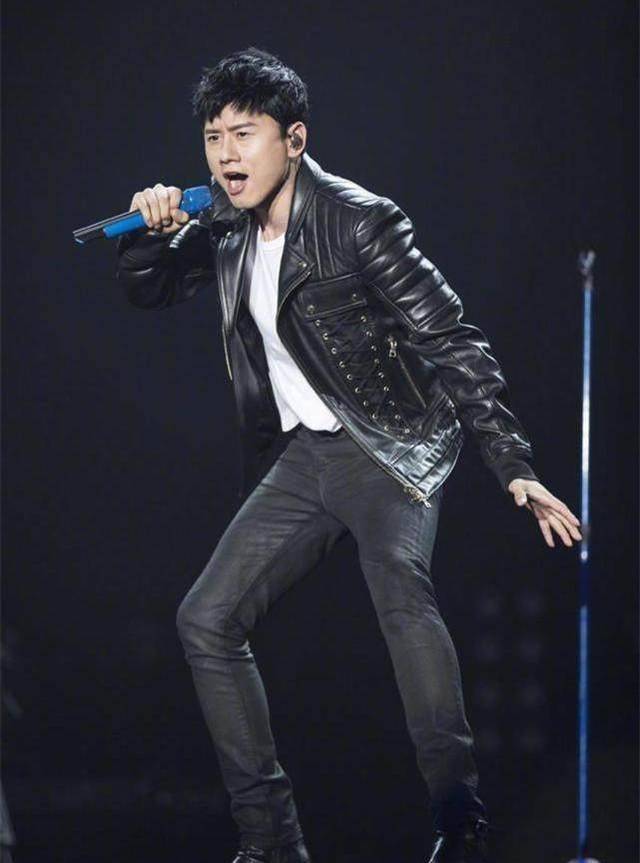 张杰活动上的新搭配很酷,舞台上的张杰帅不帅_造型_黑色_穿着
