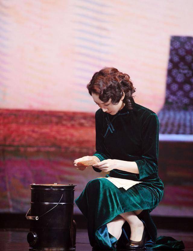 又被王鸥惊艳到了,不管是旗袍还是条纹西装一样气场全开,太飒了