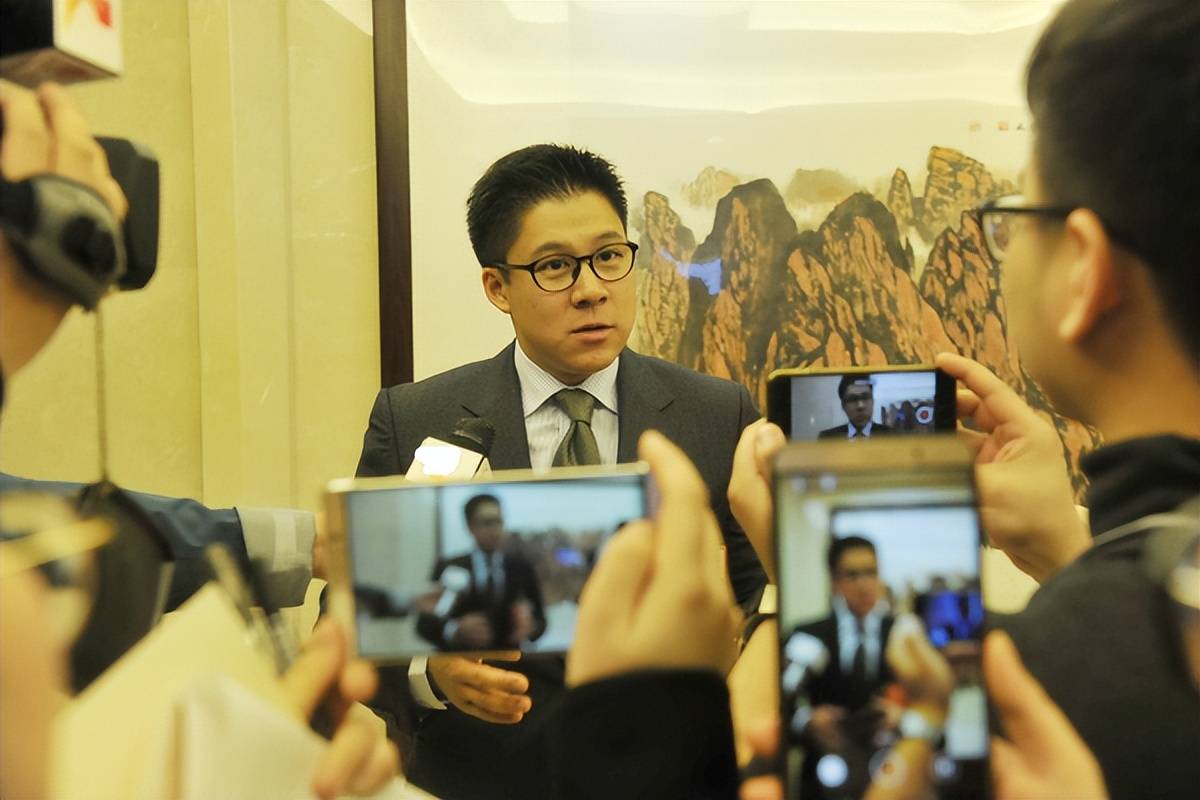 霍启刚参加爷爷霍英东纪念活动,合照曝光,坐在第一排,彰显地位_霍家