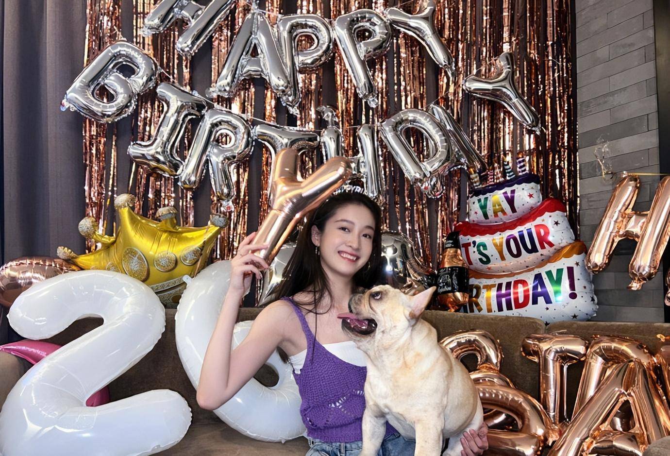 张雪迎晒生日美照,小嘴可爱,打扮成初恋