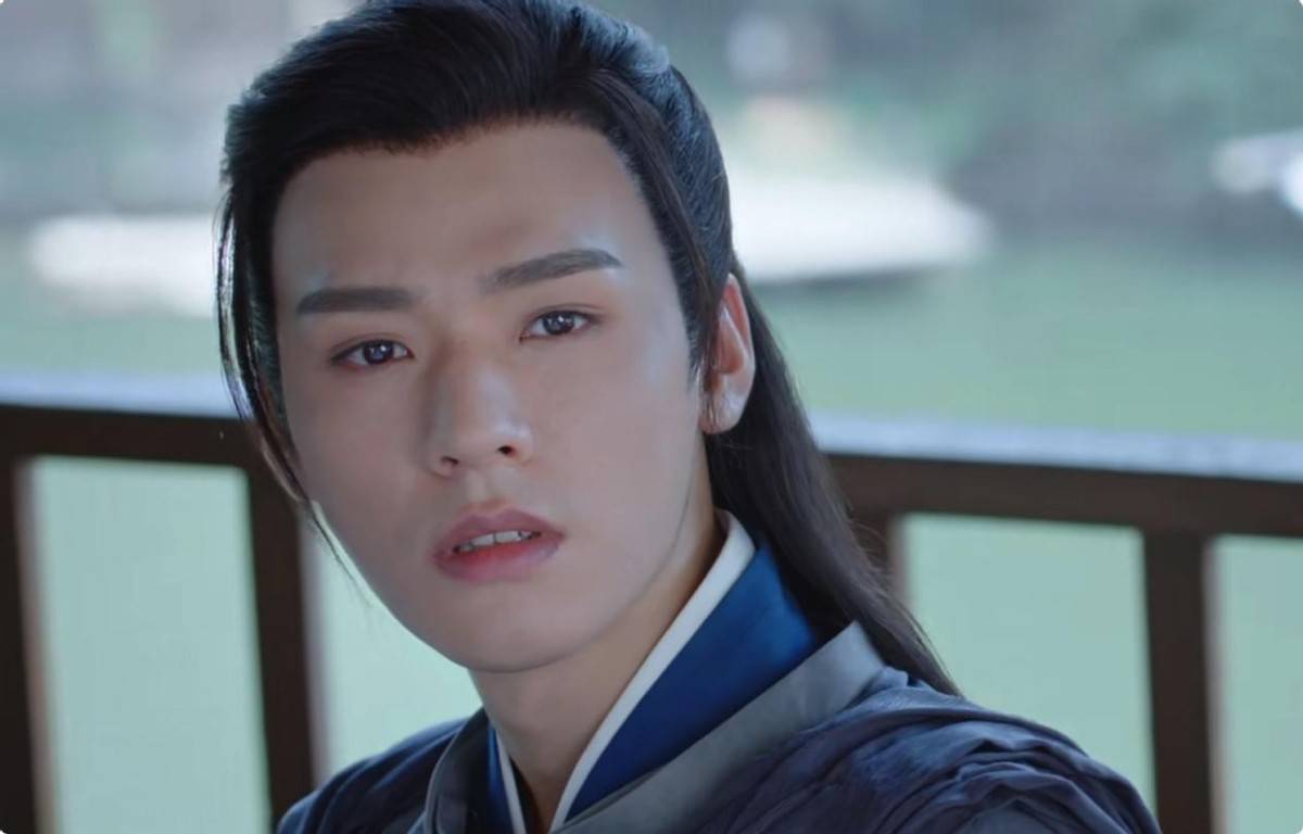 其实龚俊本身的颜值就有硬伤,嘴凸甚至有点地包天的瑕疵,在《山河令》