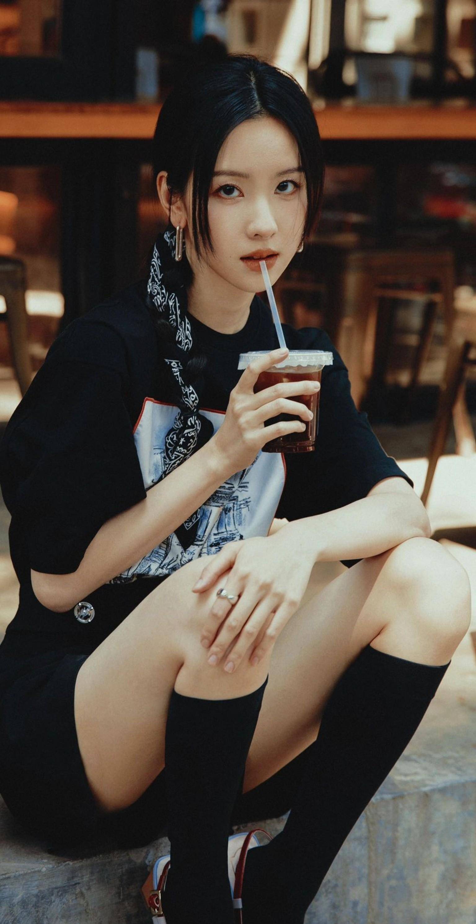 陈都灵黑色甜酷风,短袖t恤短裙配袜子,美腿吸睛_时尚_身材_经典