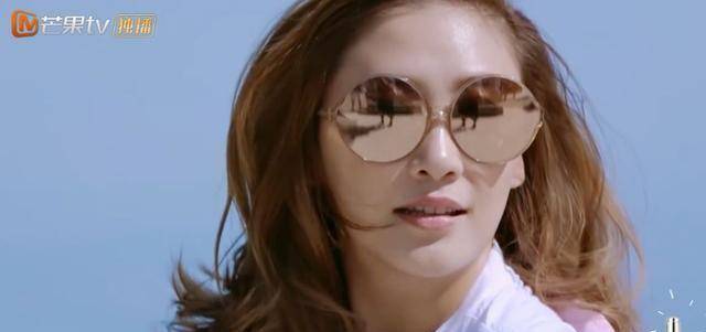 应采儿"坐姿"太豪放,连正片都不敢播,网友:陈小春管管你老婆_明星