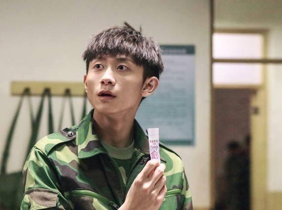 张一山与父亲现身机场,张爸爸打扮时髦,父子表情神同步_字母_卫衣