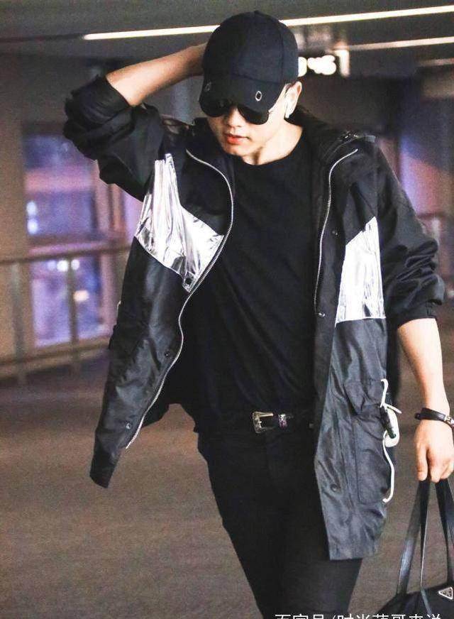 张杰来了,打扮好潮,当爸爸之后时尚感都强了!_黑色_机场_活动