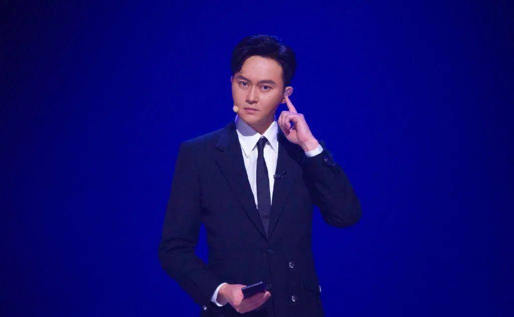 精气神十足,特别是张智霖,穿上西装,仍旧让观众秒回《冲上云霄2》中