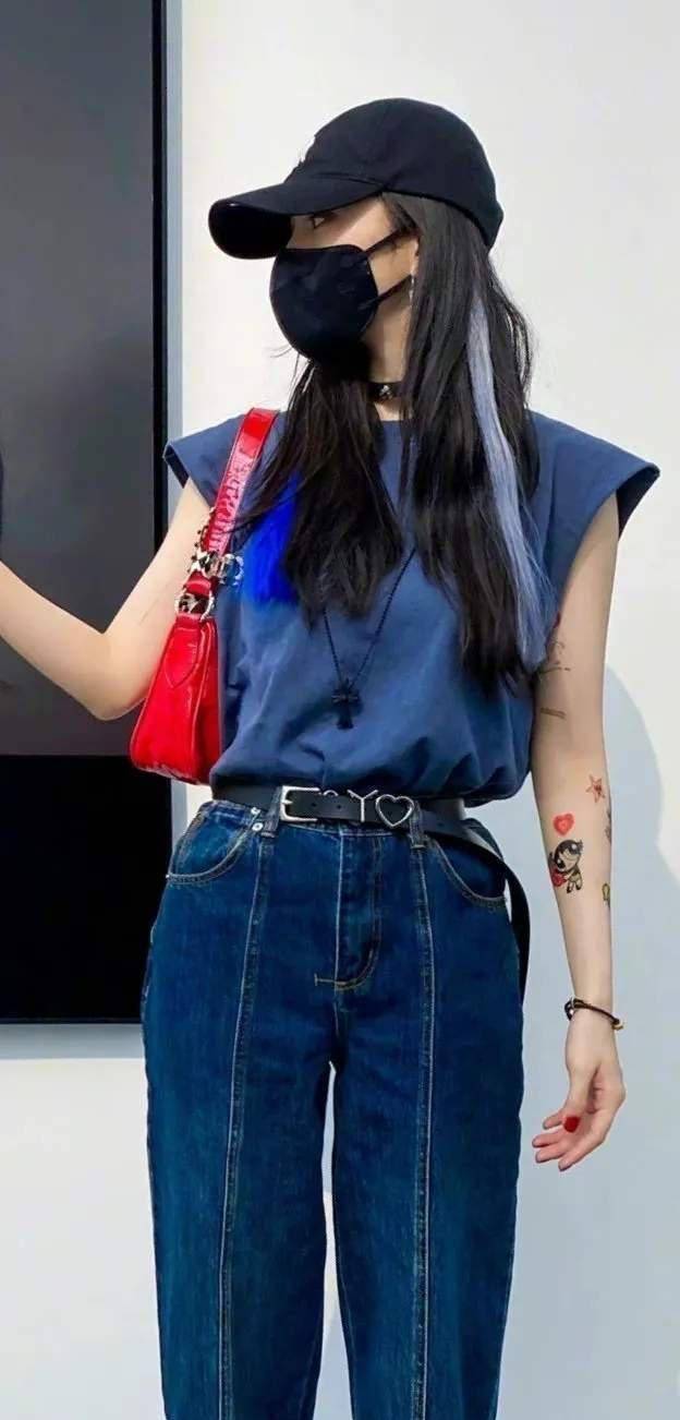 杨幂模仿画展手势九宫格,纹身贴极为抢眼,满满的少女感扑面而来_顶流