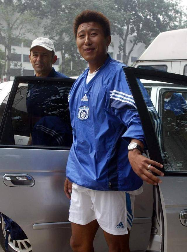 首先,他是中国足球职业联赛的领军人物,他是大连足球队长,在张恩华