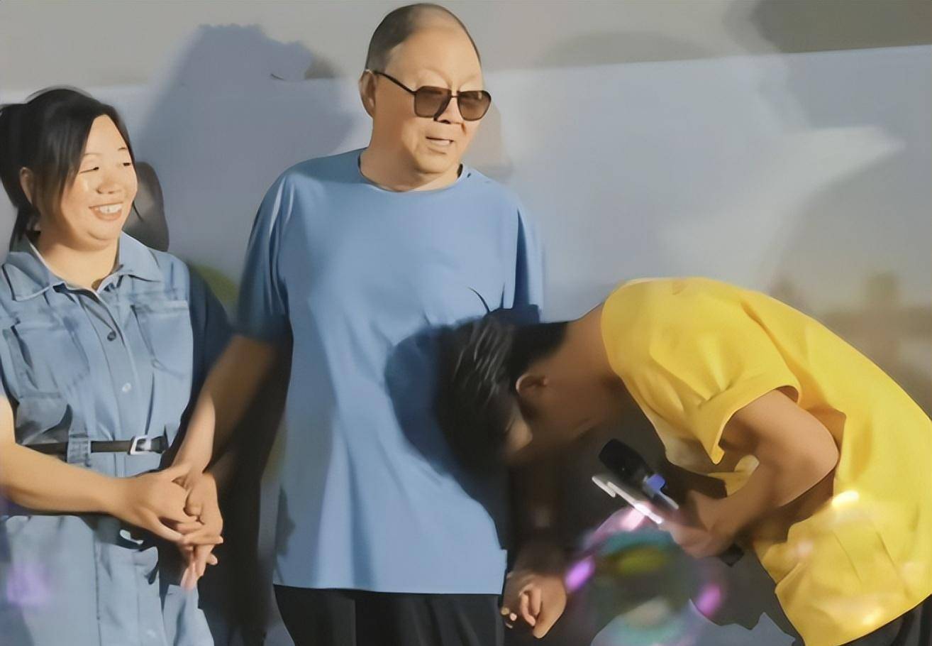 王宝强回老家,紧抱爸爸哭成泪人,姐姐罕见出镜,两人如复制粘贴_父亲