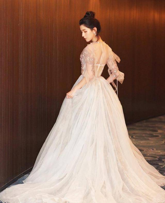 还拥有一头乌黑明亮的长发,是一位天生丽质的大美人,如果其他