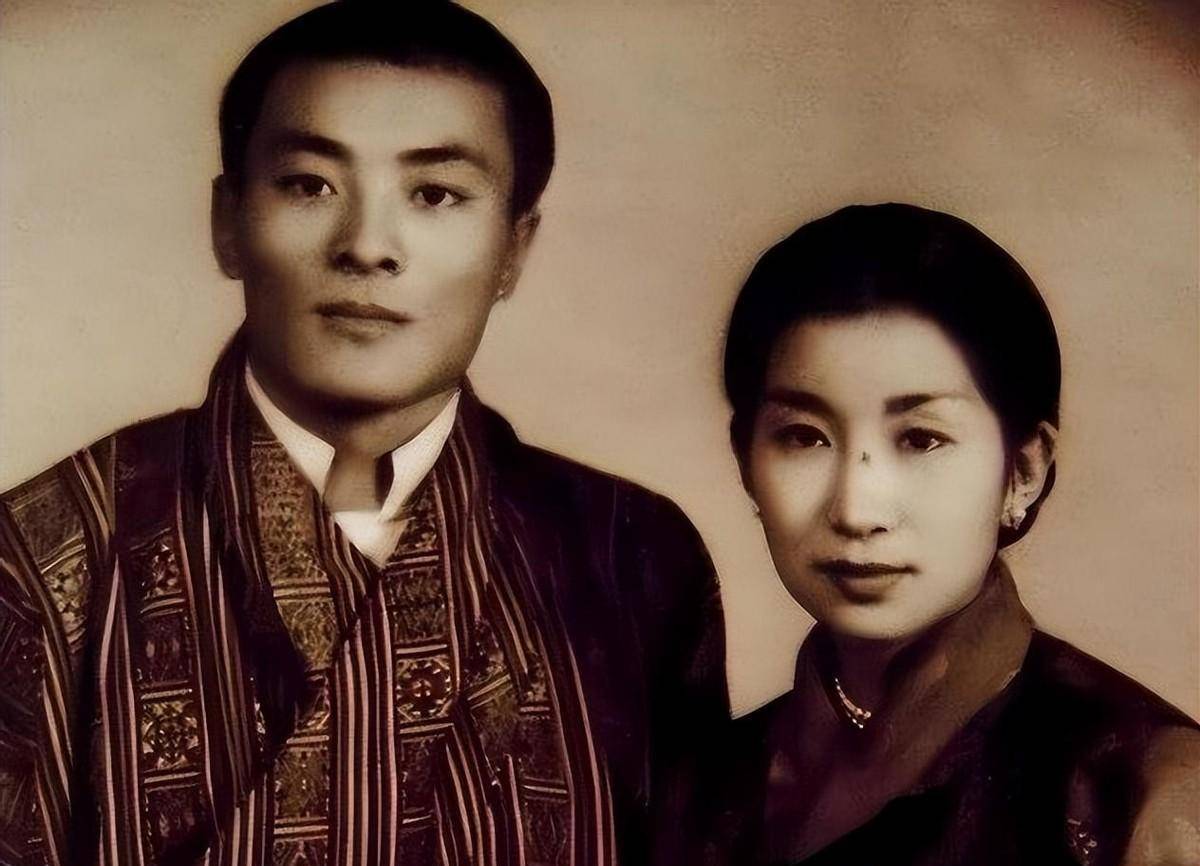 一年后,多吉成为国王,22岁的格桑成为国家皇后.