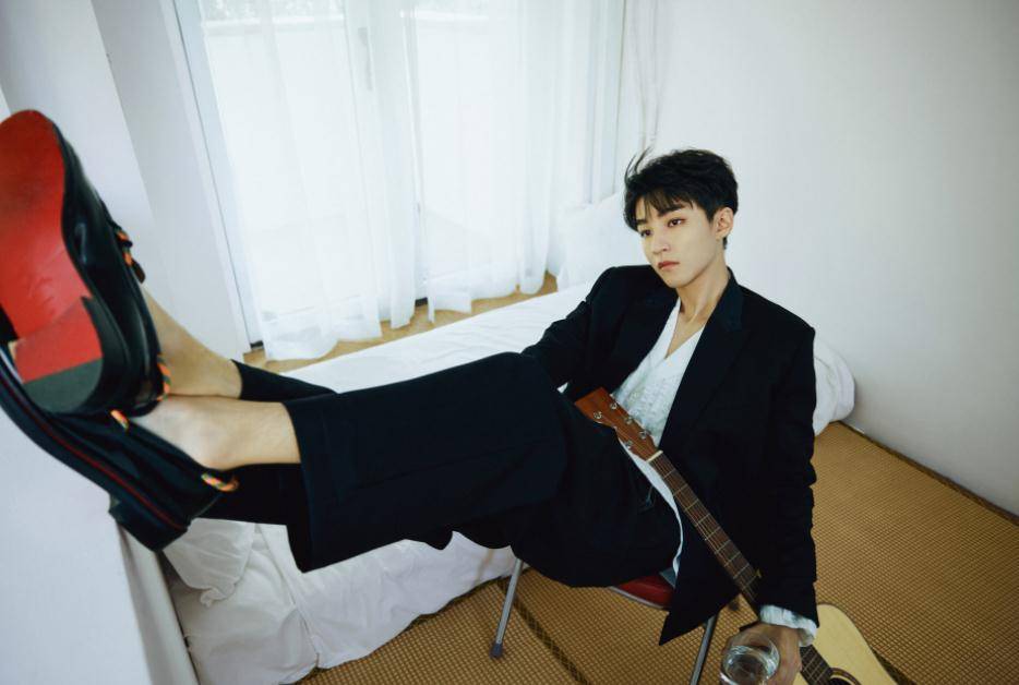 在这一组静谧午后大片中,王俊凯的腿长也是看愣了不少人.